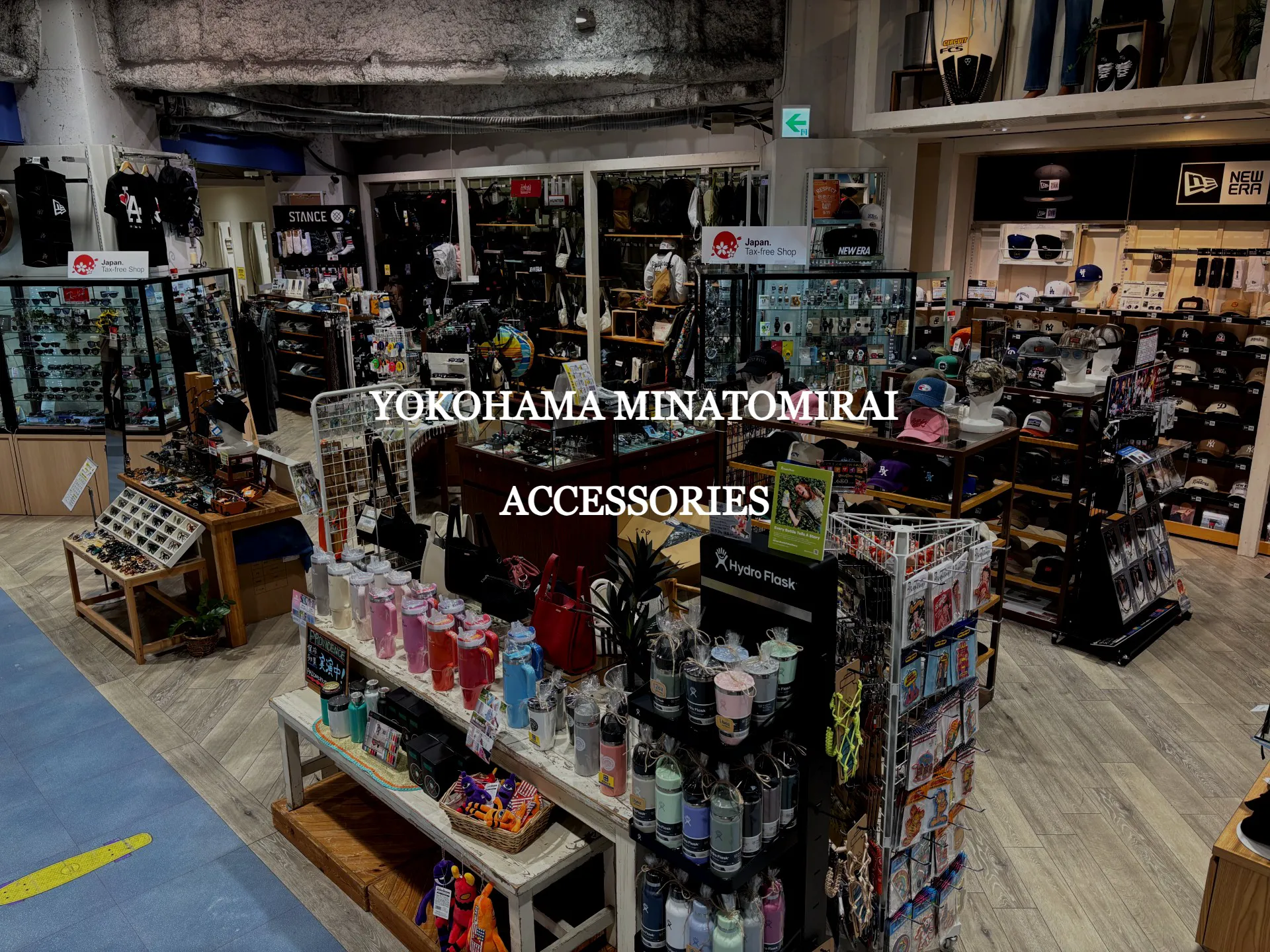 横浜みなとみらい店　キャップ　サングラス　リュック　アクセサリー