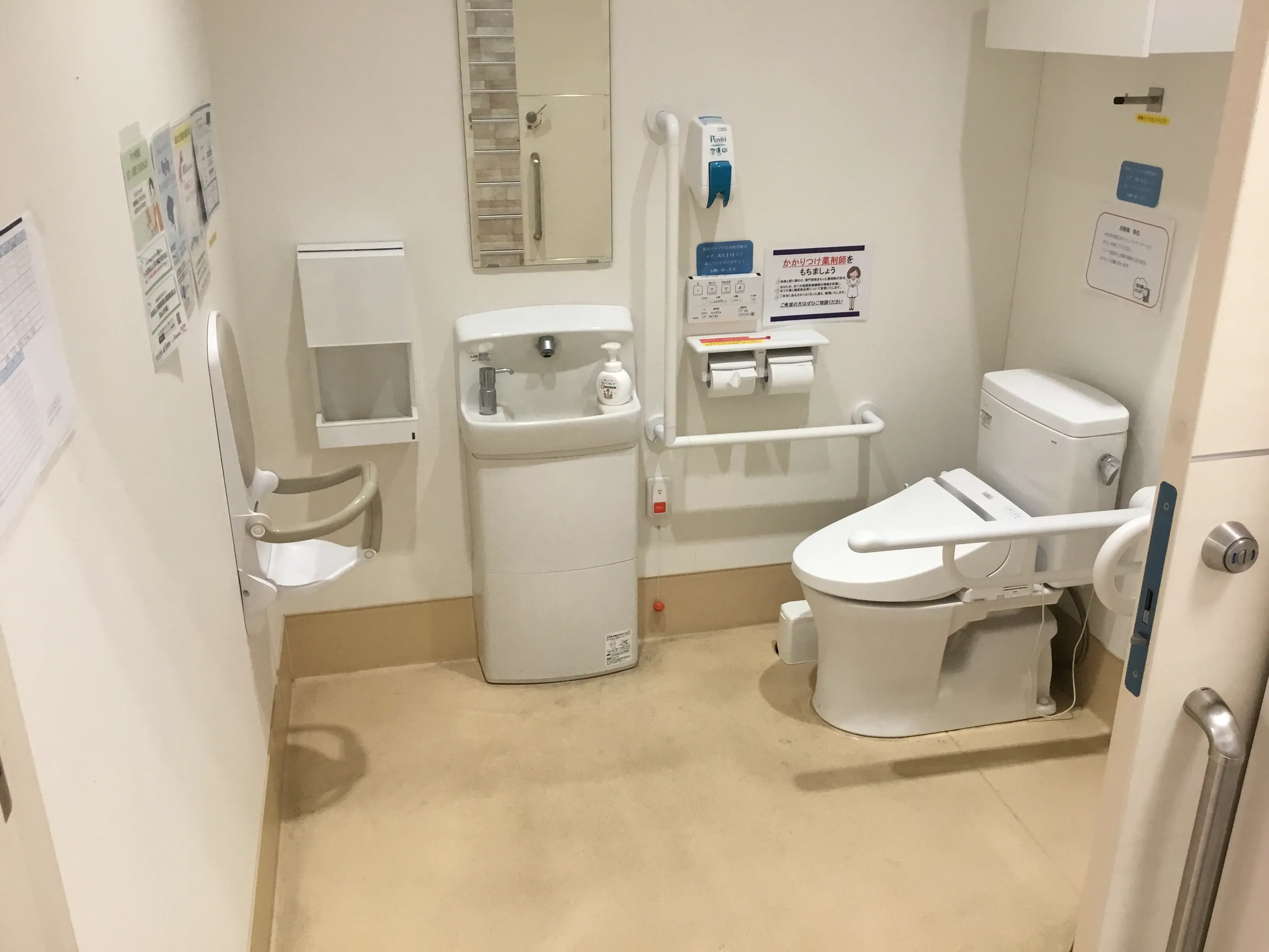 バリアフリー設備（手すり付きトイレ）