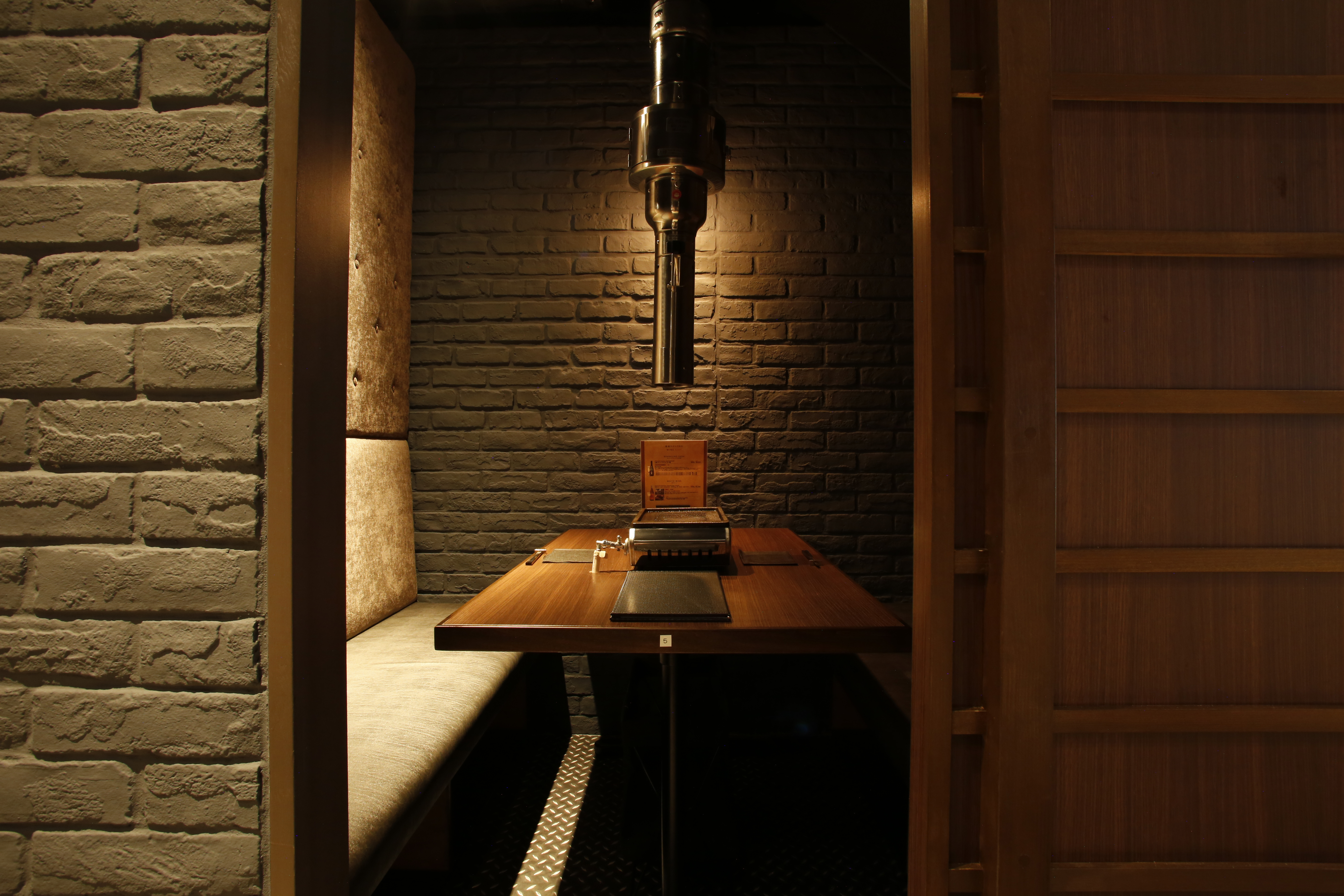 公式】和牛焼肉 やくにく 路地裏｜GYRO HOLDINGS株式会社