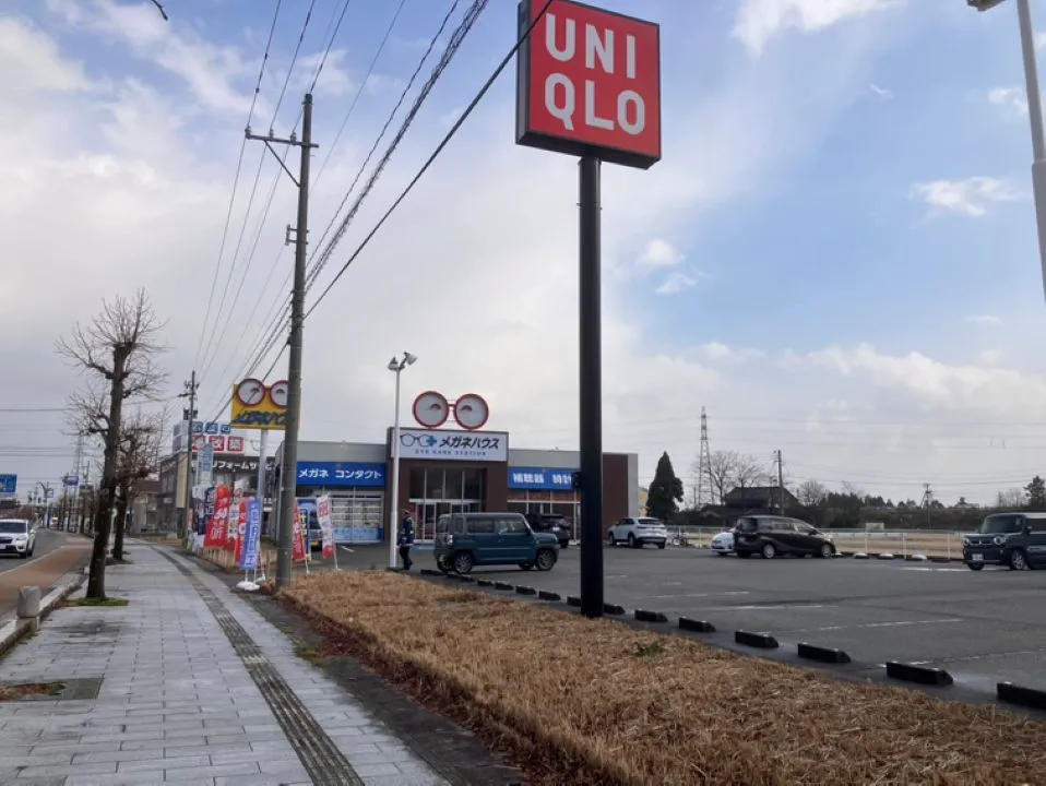 ユニクロさん隣です