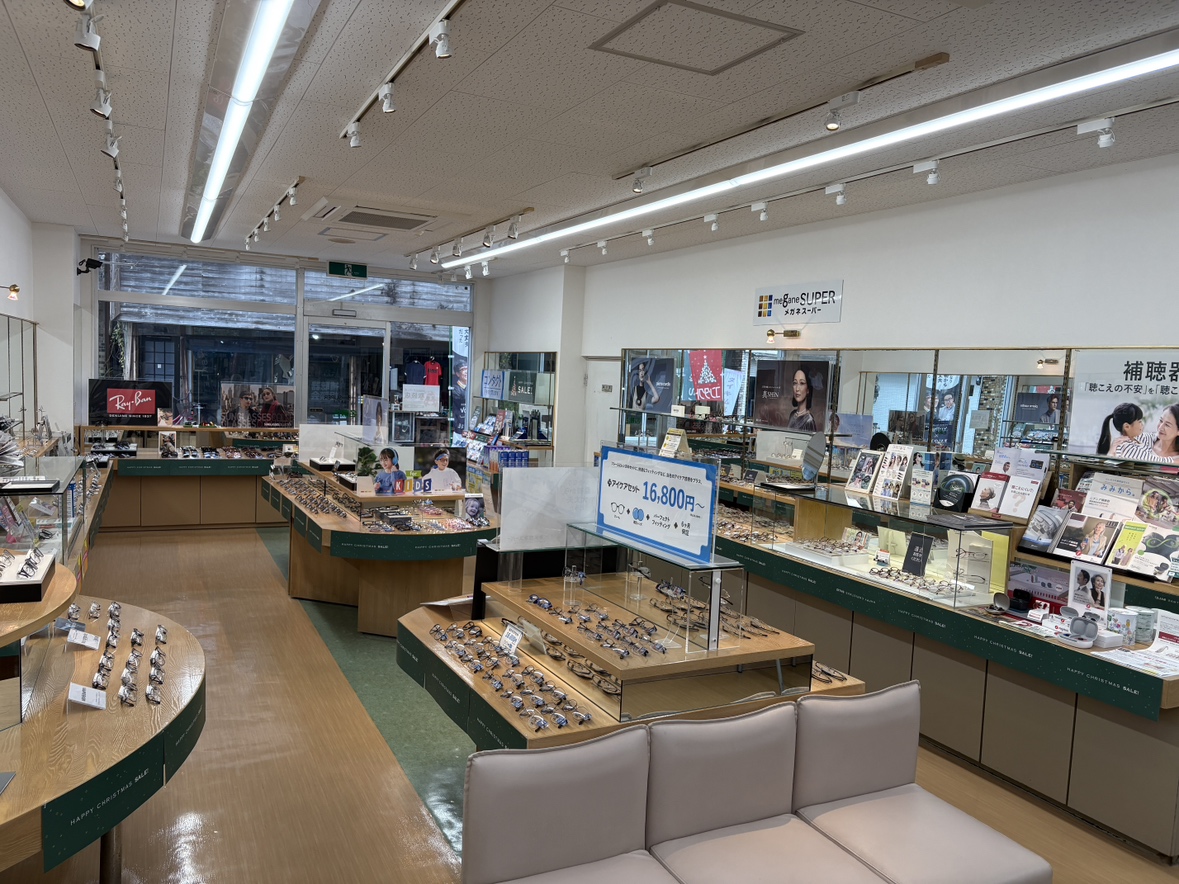 メガネスーパー奄美名瀬店＿クリスマス店内
